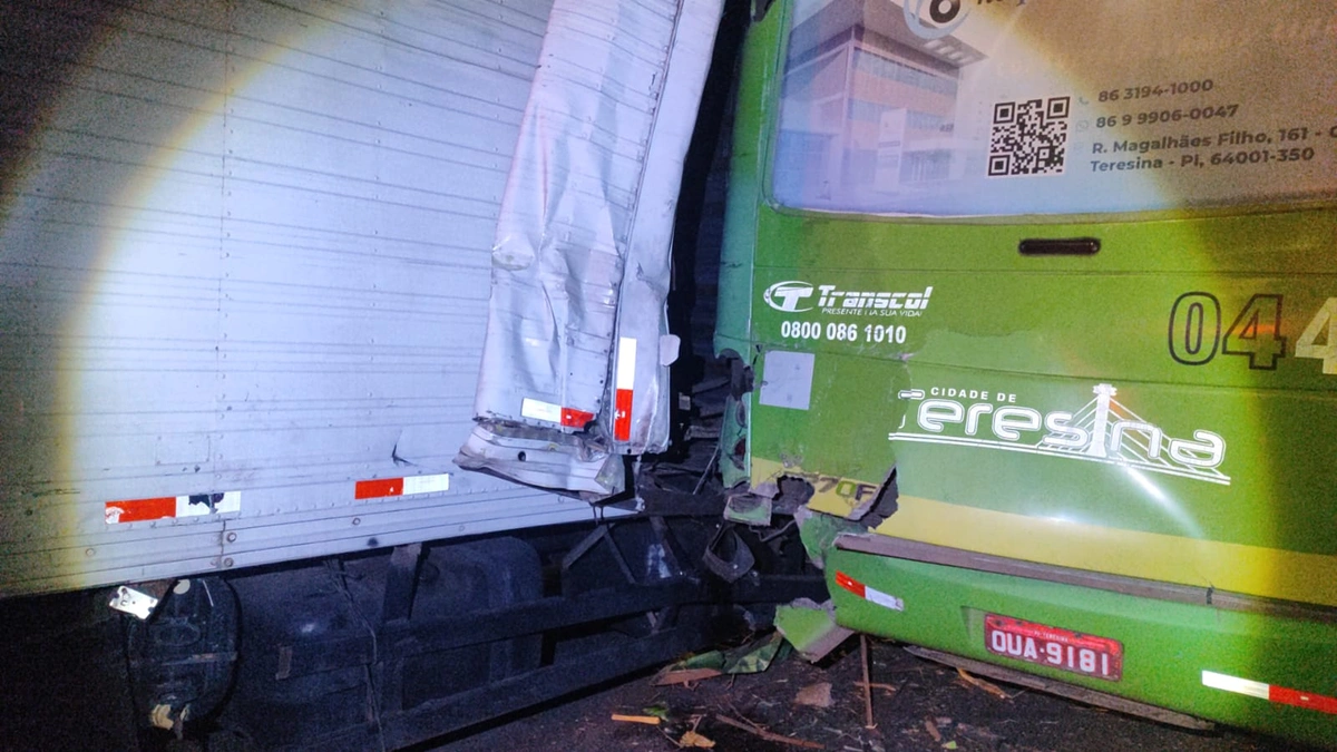Caminhão bate em traseira de ônibus após pneu estourar na zona Sul de Teresina