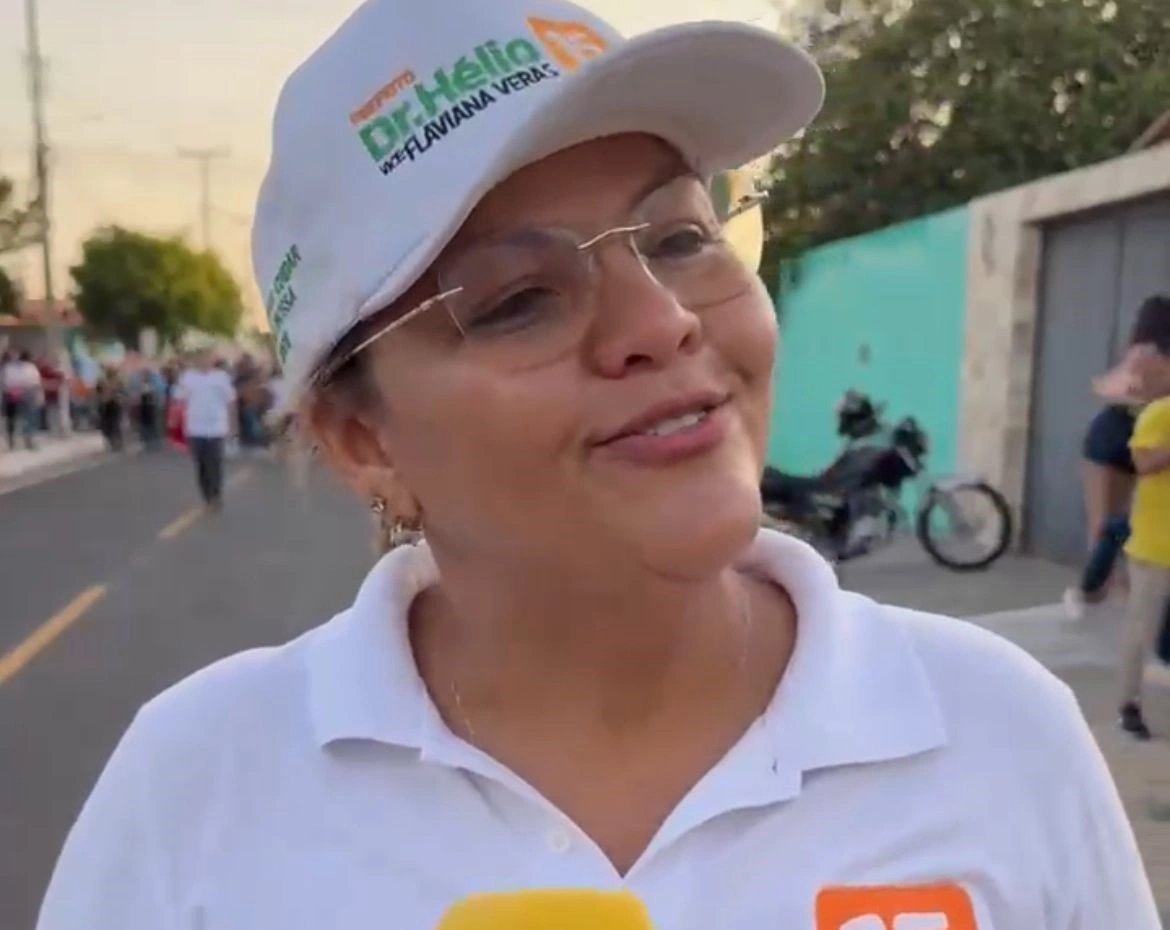 Candidato Dr. Hélio realiza caminhada no bairro Simplício Dias em Parnaíba