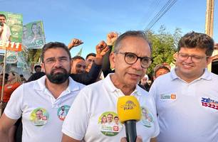 Candidato Dr. Hélio realiza caminhada no bairro Simplício Dias, em Parnaíba (Foto: Kassio Cavalcante/Conecta Piauí) Candidato Dr. Hélio realiza caminhada no bairro Simplício Dias, em Parnaíba (Foto: Kassio Cavalcante/Conecta Piauí)