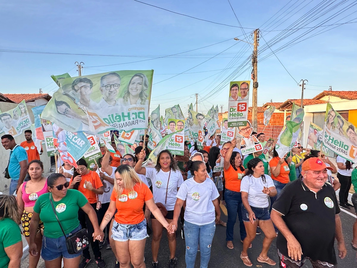 Candidato Dr. Hélio realiza caminhada no bairro Simplício Dias, em Parnaíba