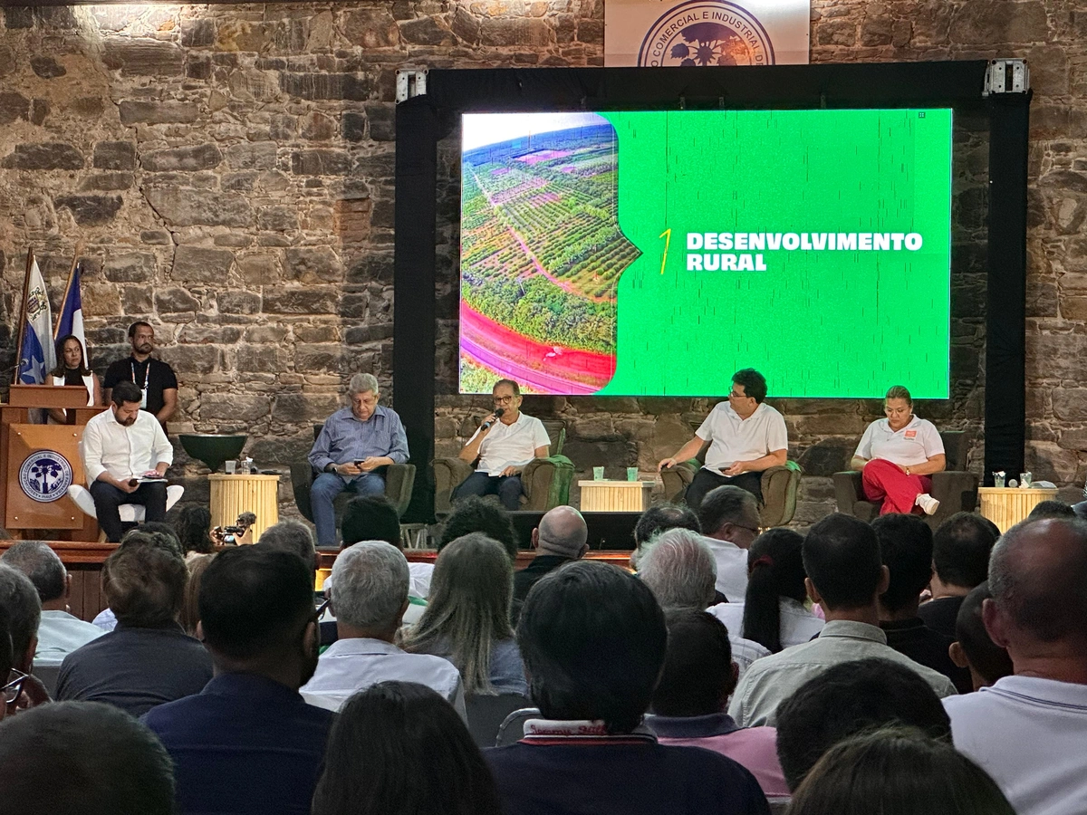 Dr. Hélio discute desenvolvimento econômico em plenária com empreendedores em PHB