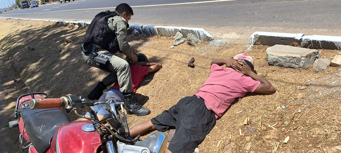 Dupla com arma de fabricação de caseira e moto roubada é presa em Lagoa do Piauí