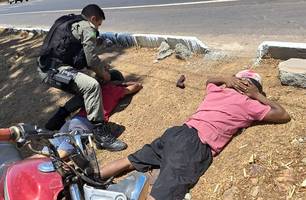Dupla com arma de fabricação de caseira e moto roubada é presa em Lagoa do Piauí (Foto: Repórter 12/Conecta Piauí)