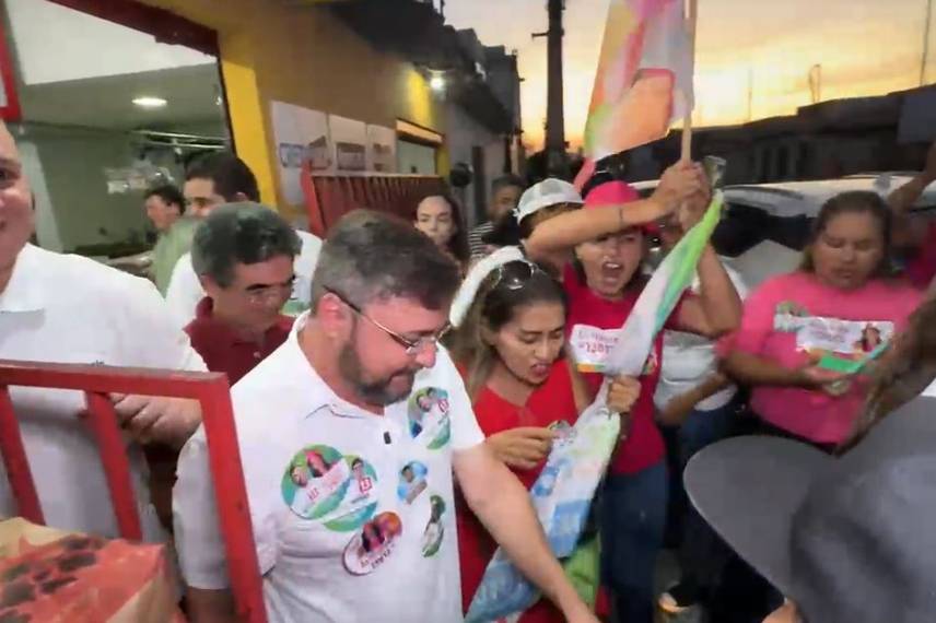 Fábio Novo realiza caminhada no bairro São João Fábio Novo realiza caminhada no bairro São João