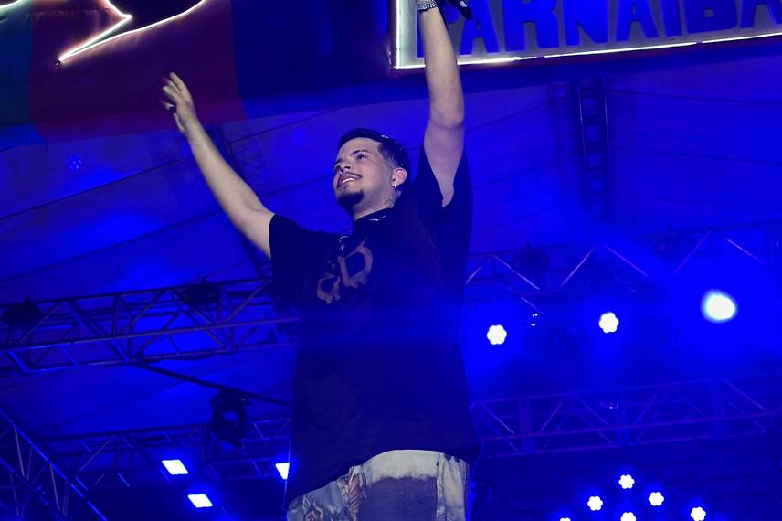 Felipe Amorim agita mais de 30 mil fãs no 2º dia de Festival de Verão em Parnaíba Felipe Amorim agita mais de 30 mil fãs no 2º dia de Festival de Verão em Parnaíba
