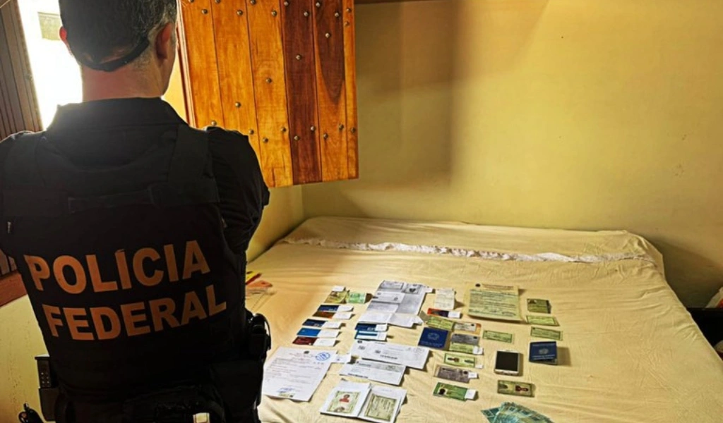 Foram encontrados e apreendidos na residência do investigado vários títulos eleitorais