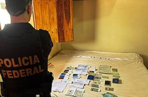 Foram encontrados e apreendidos na residência do investigado vários títulos eleitorais (Foto: Polícia Federal)
