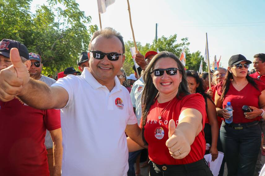 Gilson e Lanussa realizam maior adesivaço da história de Pedro Laurentino Gilson e Lanussa realizam maior adesivaço da história de Pedro Laurentino
