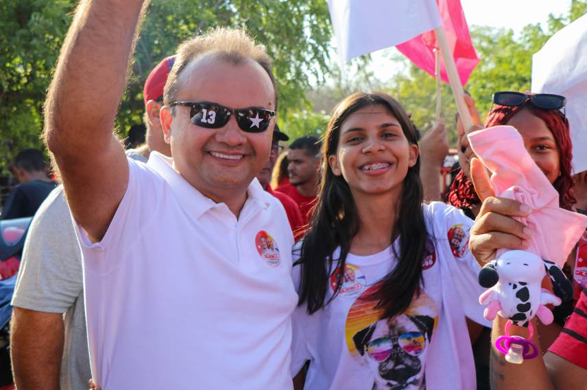 Gilson e Lanussa realizam maior adesivaço da história de Pedro Laurentino Gilson e Lanussa realizam maior adesivaço da história de Pedro Laurentino