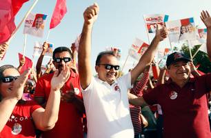 Gilson e Lanussa realizam maior adesivaço da história de Pedro Laurentino (Foto: Reprodução)