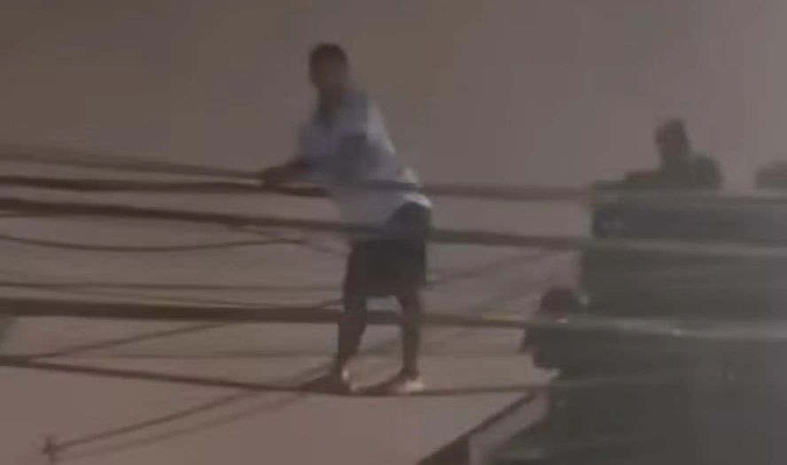 Homem é flagrado furtando fios de energia no RJ