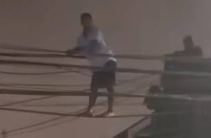 Homem é flagrado furtando fios de energia no RJ (Foto: Reprodução)