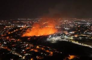 Incêndio de grandes proporções atinge vegetação próxima de faculdade (Foto: Reprodução)