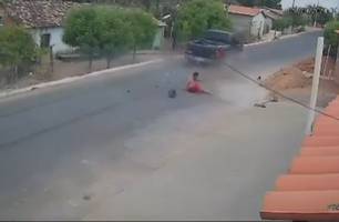 Motociclista escapa por pouco de ter cabeça esmagada por caminhonete no Maranhão (Foto: Reprodução)