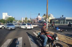 Mulher fica ferida em acidente envolvendo três veículos (Foto: Reprodução) Mulher fica ferida em acidente envolvendo três veículos (Foto: Reprodução)