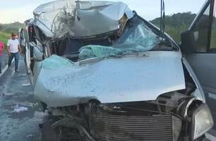 Três mulheres morrem após batida entre van com pacientes e carreta em Salvador (Foto: Reprodução/TV Bahia)