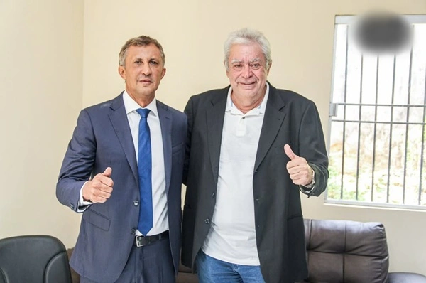 À esquerda o atual prefeito Nonatinho e ao seu lado o ex-prefeito Ferdinando Coutinho, o Grandão