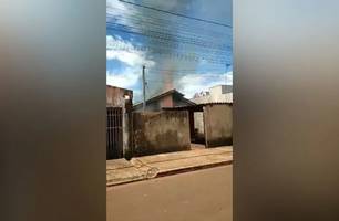 Após discussão homem ateia fogo em casa com esposa e criança dentro no MS (Foto: Reprodução)