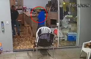 Assaltante come carne durante roubo a churrasco familiar em Cascavel (Foto: Reprodução)