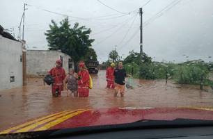 Bombeiros, Defesa Civil e outros órgãos do Piauí montam força-tarefa em Picos (Foto: Reprodução) Bombeiros, Defesa Civil e outros órgãos do Piauí montam força-tarefa em Picos (Foto: Reprodução)