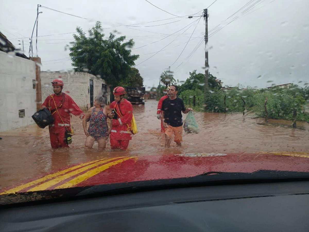 Bombeiros Militares do Piauí realizam resgates durante chuvas intensas em Picos