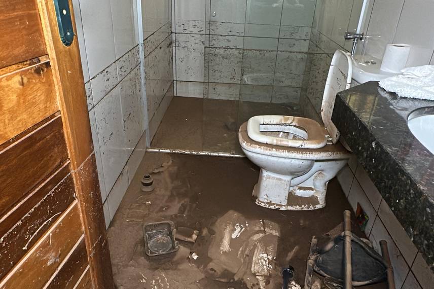 Casas atingidas por enchente em Picos correm risco de desabamento