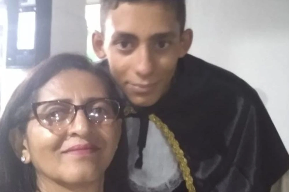 Conquista Compartilhada: Mãe e filho comemoram aprovação na mesma Universidade