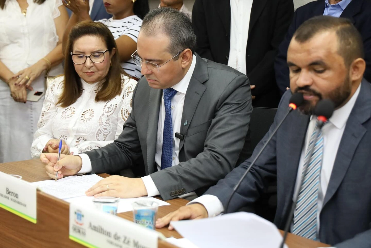 Dr. Hailton Alves toma posse como prefeito de Oeiras para a gestão 2025-2028
