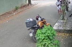 ES: Motoboy tem moto e celular roubados enquanto almoçava em calçada (Foto: Reprodução)