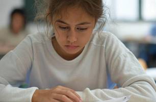 Estudante com dislexia (Foto: Imagem gerada pelo Grok)