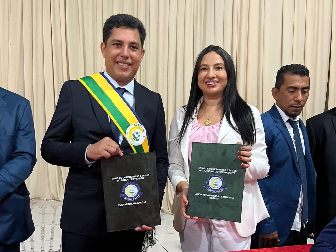 Everardo Araújo toma posse como prefeito durante cerimônia em Curralinhos