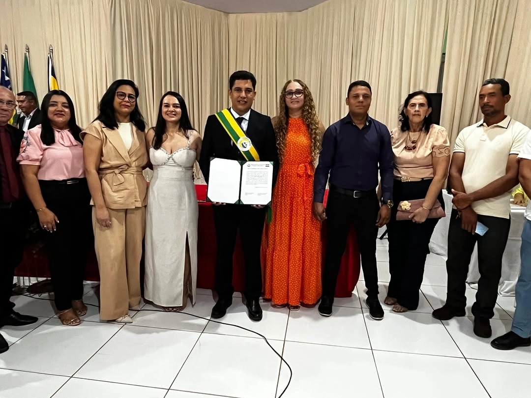 Everardo Araújo toma posse como prefeito durante cerimônia em Curralinhos