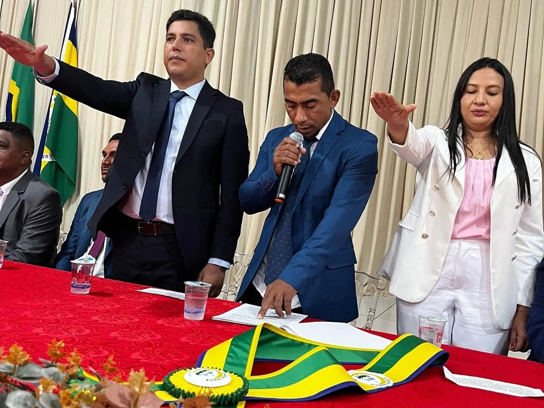 Everardo Araújo toma posse como prefeito durante cerimônia em Curralinhos