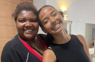 Filha emociona mãe ao passar em medicina; cursinho foi pago com venda de sanduíches (Foto: Reprodução)