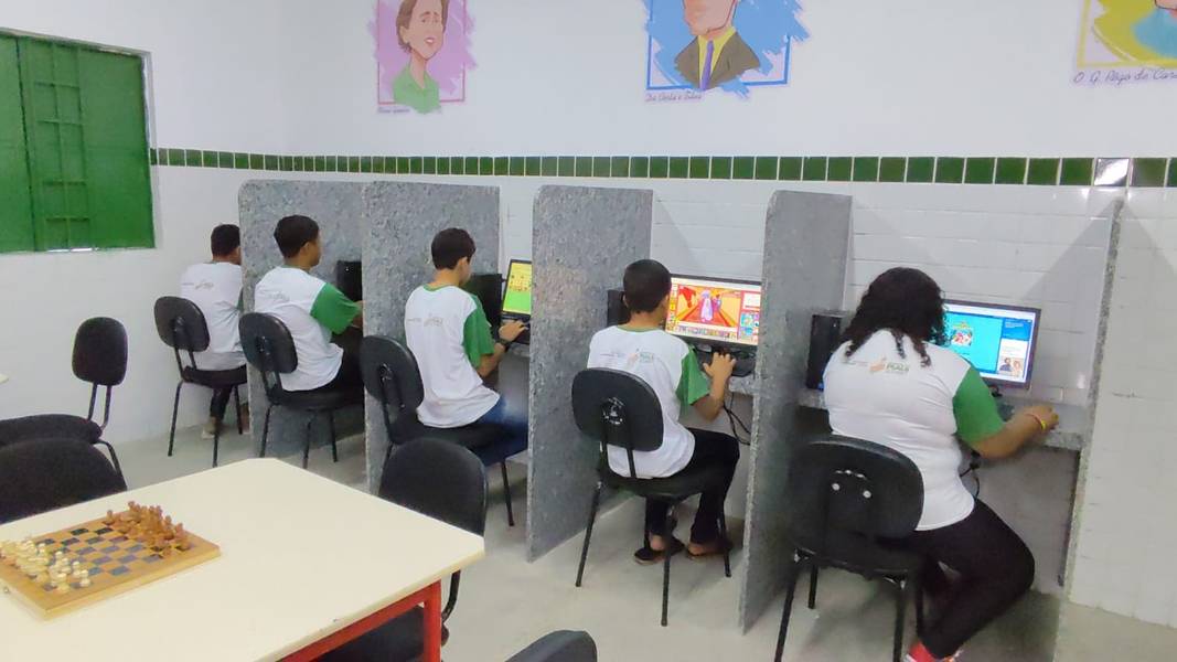 Governador entrega reforma e ampliação de escola na zona Norte de Teresina