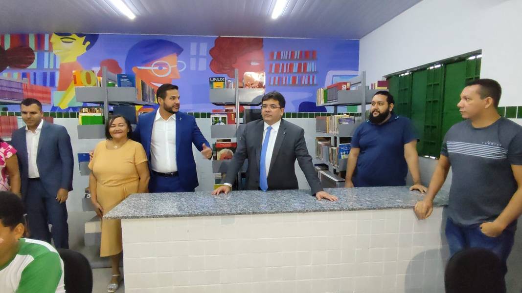 Governador entrega reforma e ampliação de escola na zona Norte de Teresina