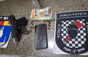 Homem ameaça namorada e é preso com arma de fogo ilegal no litoral do Piauí (Foto: Reprodução) Homem ameaça namorada e é preso com arma de fogo ilegal no litoral do Piauí (Foto: Reprodução)
