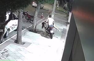 Homem é flagrado arrastando mulher pelos cabelos e a levando deitada em moto no RN (Foto: Reprodução)