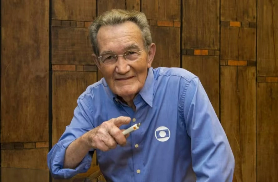 Jornalista esportivo Léo Batista é internado em estado grave no Rio de Janeiro