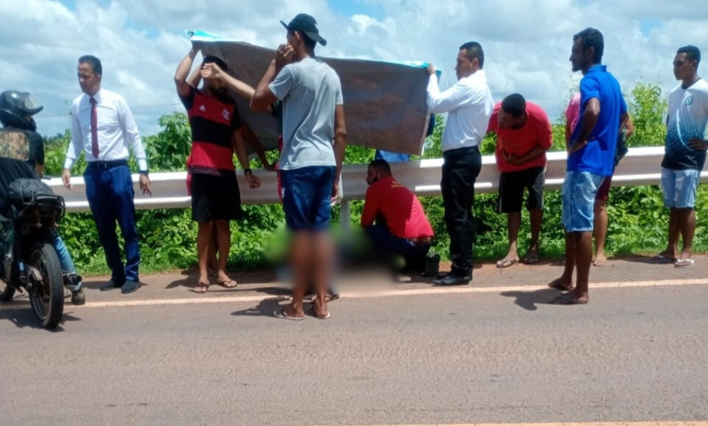 Jovem perde controle da motocicleta e colide com mureta de proteção em Barras