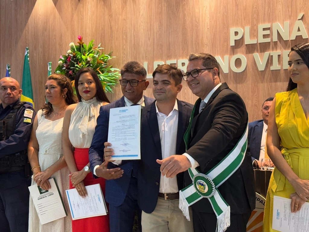 Júnior Carvalho toma posse como prefeito de Demerval Lobão