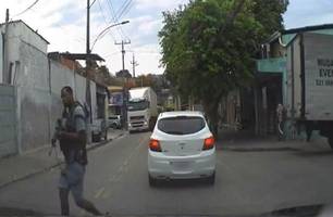 Motorista entra em território de traficantes e pede perdão na tentativa de sair do local, no Rio (Foto: Reprodução)