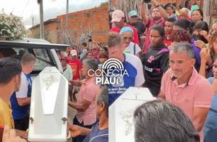 Padrasto suspeito de envenenar família ajudou a carregar caixão e chora em velório (Foto: Conecta Piauí) Padrasto suspeito de envenenar família ajudou a carregar caixão e chora em velório (Foto: Conecta Piauí)