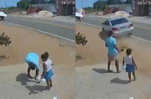 Pai e filha param para pegar moeda no chão e escapam de atropelamento no Ceará (Foto: Reprodução)