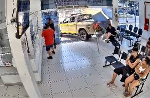 PM faz manobra de carro errada e atinge homem dentro de posto de saúde em SP (Foto: Reprodução)