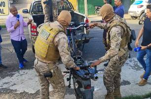 Polícia prende três suspeitos de adulteração de motos na zona Norte de Teresina (Foto: Repórter 12/Conecta Piauí) Polícia prende três suspeitos de adulteração de motos na zona Norte de Teresina (Foto: Repórter 12/Conecta Piauí)