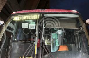 River é vaiado e ônibus sofre ataque após derrota para o Altos no estadual (Foto: Pedro Melo / Conecta Piauí) River é vaiado e ônibus sofre ataque após derrota para o Altos no estadual (Foto: Pedro Melo / Conecta Piauí)