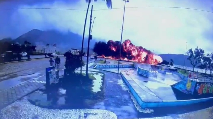 SP: Avião de pequeno porte cai e explode na beira da praia em Ubatuba