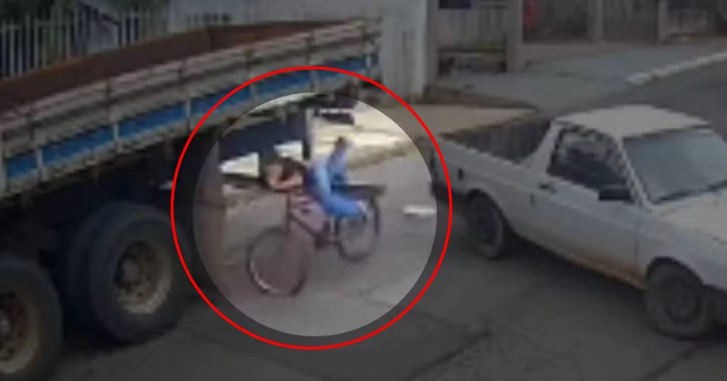 Vídeo mostra criança de bicicleta colidindo contra caminhão estacionado no Paraná