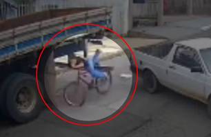 Vídeo mostra criança de bicicleta colidindo contra caminhão estacionado no Paraná (Foto: Reprodução)